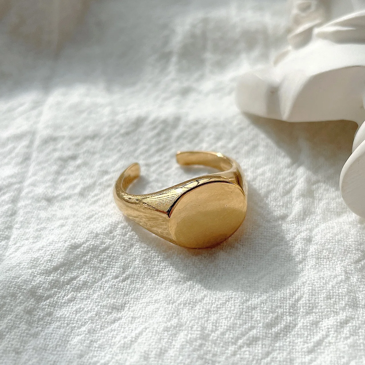 Exquisite New Oval Gold Ring Female Simple Temperament Opening Adjustment Prevent Allergy Handmade Jewelry
Exquisite New Oval Gold Ring Female Simple Temperament Opening Adjustment Prevent Allergy Handmade Jewelry