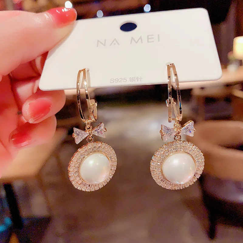 2021New Trend Korea Luxurious Micro-inlaid Zircon Bow-knot Hoop Rhinestones Earrings Designer Temperament Pearl Earring Jewelry
2021New Trend Korea Luxurious Micro-inlaid Zircon Bow-knot Hoop Rhinestones Earrings Designer Temperament Pearl Earring Jewelry