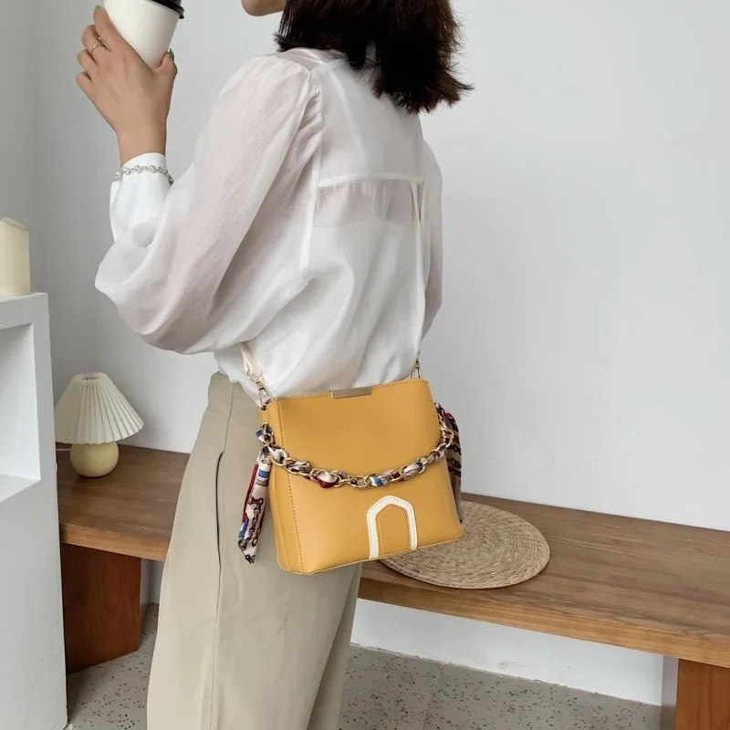 Fashion trend female bag 2021 spring new trend high-end luxury texture one-shoulder messenger bag fashion chain bucket bag
Fashion trend female bag 2021 spring new trend high-end luxury texture one-shoulder messenger bag fashion chain bucket bag