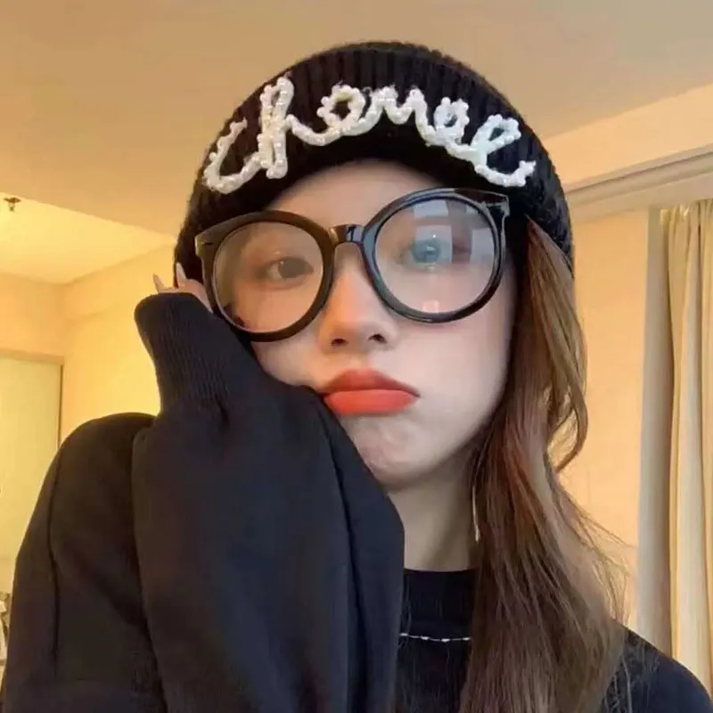 Зимняя облегающая шапка для женщин, новые модные вязаные шапки с жемчужными буквами карамельных цветов, уличная теплая универсальная эласт... 
Зимняя облегающая шапка для женщин, новые модные вязаные шапки с жемчужными буквами карамельных цветов, уличная теплая универсальная эласт...