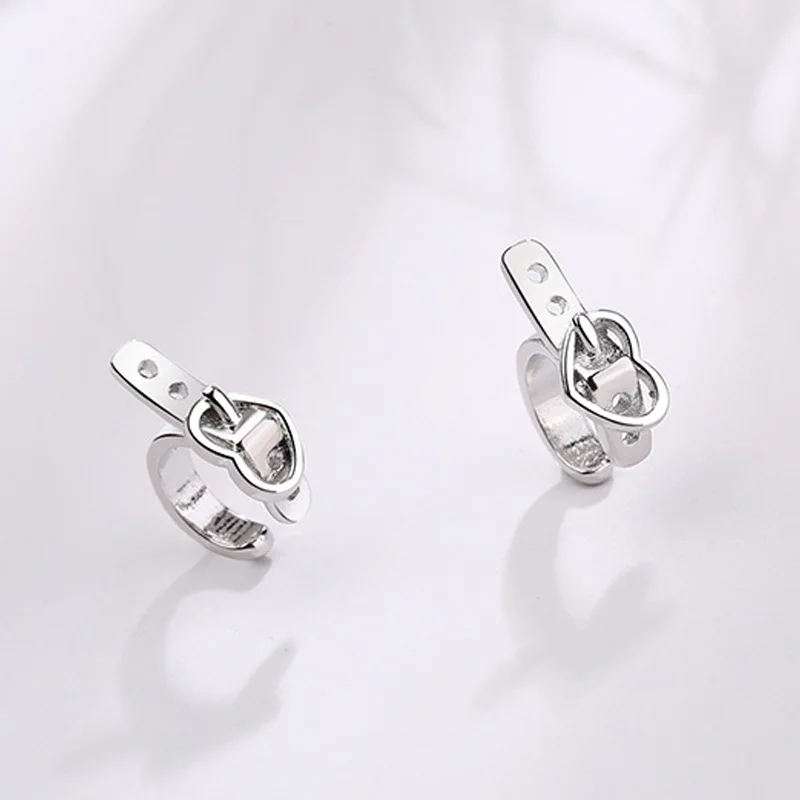 2021 New Fashion Silver Belt Buckle Heart Clip Earrings Elegant Creative INS Chic Earrings for Women Designers Jewelry
2021 New Fashion Silver Belt Buckle Heart Clip Earrings Elegant Creative INS Chic Earrings for Women Designers Jewelry
