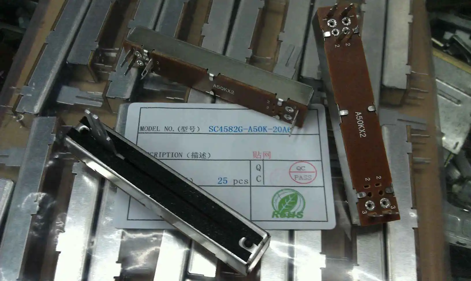 Sl45g 7,3 см скользящий потенциометр дуплексный a50k 20 мм Большой Вал вилки
Sl45g 7,3 см скользящий потенциометр дуплексный a50k 20 мм Большой Вал вилки