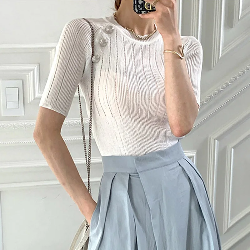 Korejpaa Women T-Shirt 2021 Summer Korean Niche Temperament Round Neck Metal Button Decoration Thin Short-Sleeved Knit Pullover
Korejpaa Women T-Shirt 2021 Summer Korean Niche Temperament Round Neck Metal Button Decoration Thin Short-Sleeved Knit Pullover