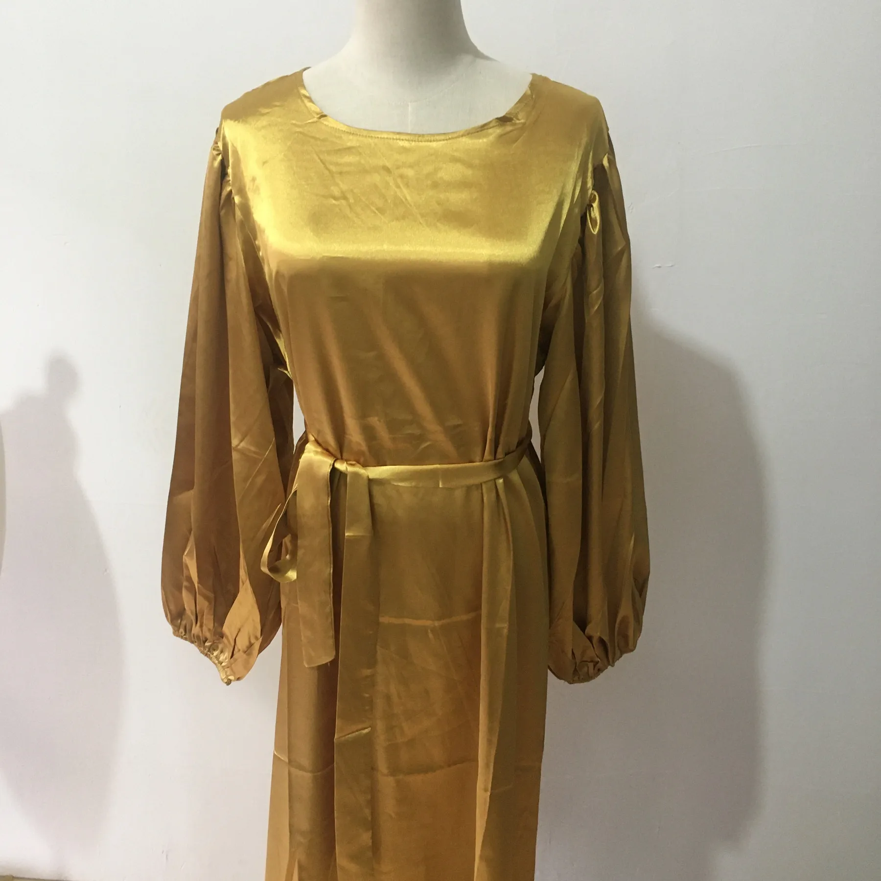 Ramadan Eid Abaya Dubai Silk Smooth Fabric Muslim Dress Islam Abayas Women Vestidos Robe Longue Vetement Femme Musulman Robes
Ramadan Eid Abaya Dubai Silk Smooth Fabric Muslim Dress Islam Abayas Women Vestidos Robe Longue Vetement Femme Musulman Robes