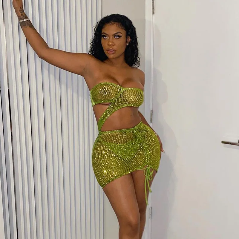 2021 Women Sexy Sequined Perspective Two Pieces set Backless Crop Tops and drawstring mini dess Bodycon Lady Skirt Clubwear
2021 Women Sexy Sequined Perspective Two Pieces set Backless Crop Tops and drawstring mini dess Bodycon Lady Skirt Clubwear