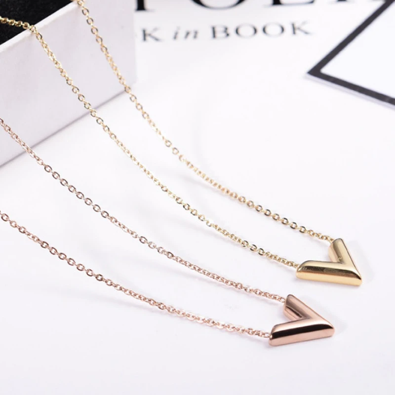 Adjustable V Letter Pendant Necklace Simple Metal Clavicle Chain Wedding Party Necklaces Jewelry for Women 
Adjustable V Letter Pendant Necklace Simple Metal Clavicle Chain Wedding Party Necklaces Jewelry for Women