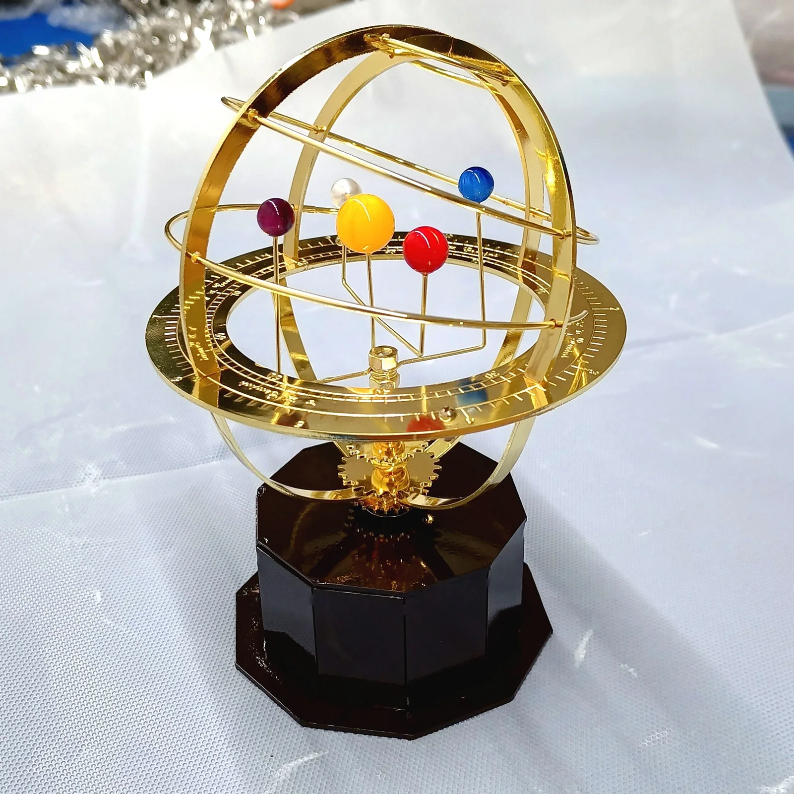 Модель Orrery в стиле ретро на солнечной батарее, металлические настольные украшения, аксессуары для украшения дома, Изысканная модель планет...
Модель Orrery в стиле ретро на солнечной батарее, металлические настольные украшения, аксессуары для украшения дома, Изысканная модель планет...