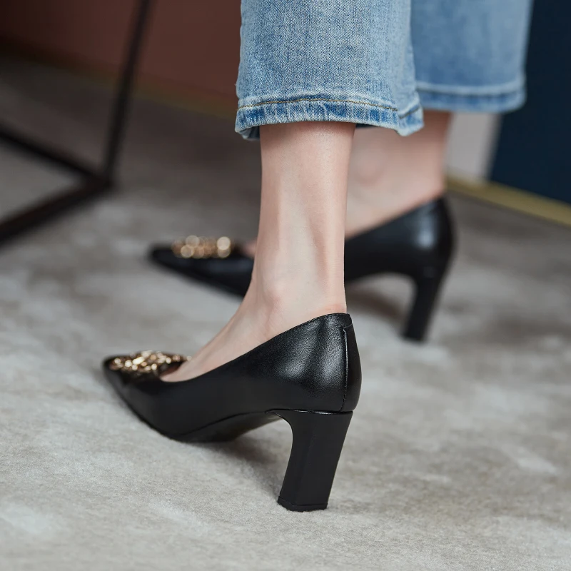 ZVQ Woman Genuine Leather Pumps Heels Spring New Style Square Toe Fashion Office Lady Shoe Concise Comfortable Metal Decoration
ZVQ Woman Genuine Leather Pumps Heels Spring New Style Square Toe Fashion Office Lady Shoe Concise Comfortable Metal Decoration