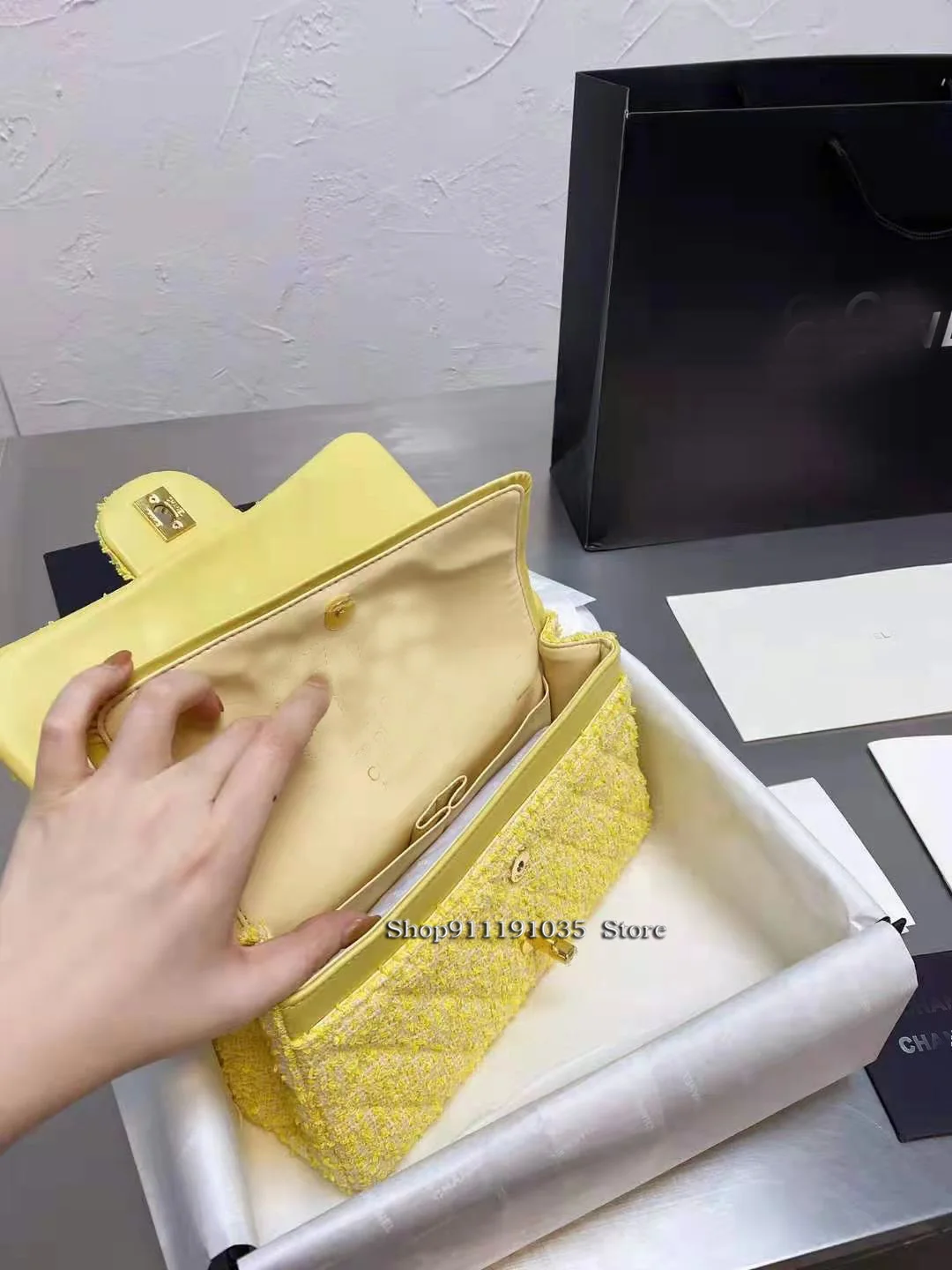 2021 spring and summer designer brand luxury knit woolen cream yellow trendy ladies messenger bag size 25CM
2021 spring and summer designer brand luxury knit woolen cream yellow trendy ladies messenger bag size 25CM
