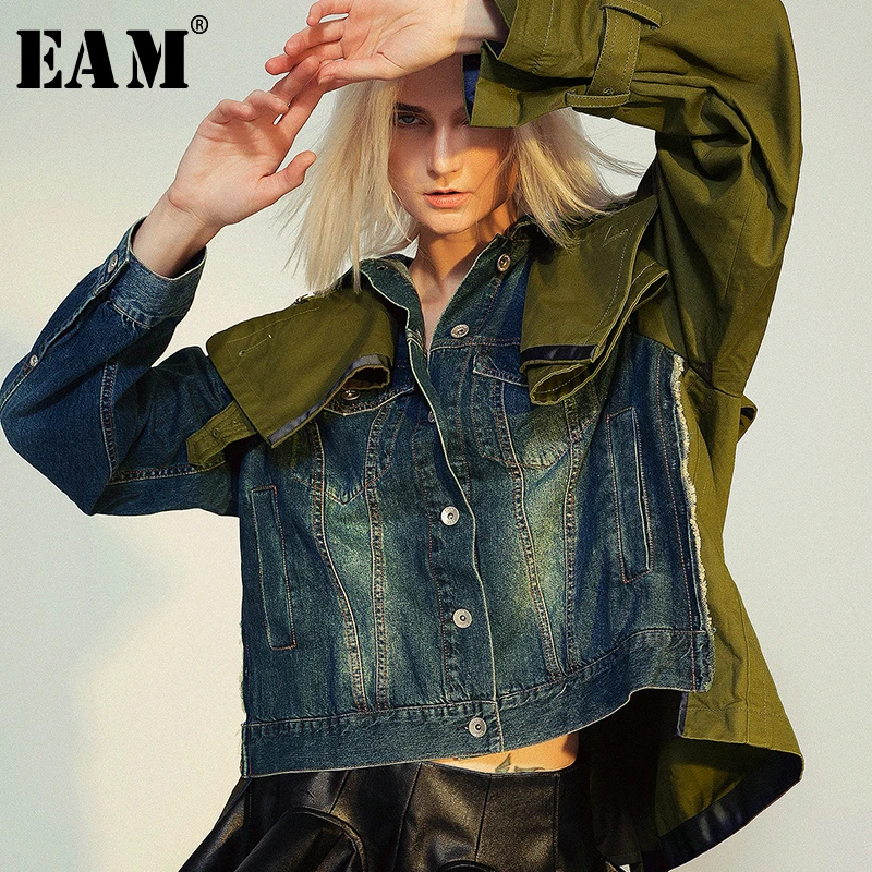 Фото Женская короткая джинсовая куртка EAM свободная с отложным воротником и длинным