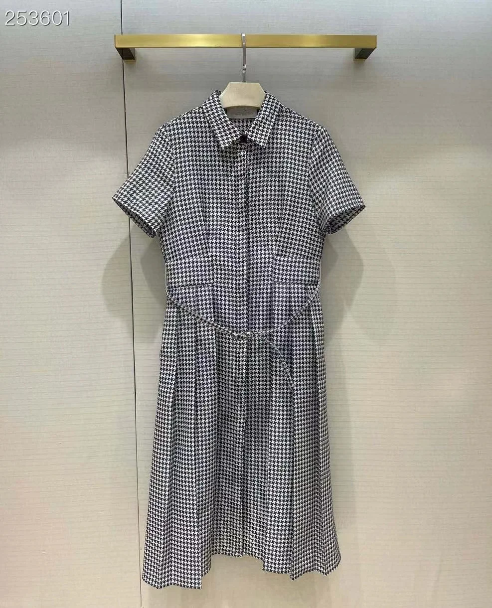 Runway Fashion 2022 Spring Vintage Midi Dress Women Short Sleeve Belt Houndstooth Print Single Breasted Hot Sale Dresses
Runway Fashion 2022 Spring Vintage Midi Dress Women Short Sleeve Belt Houndstooth Print Single Breasted Hot Sale Dresses