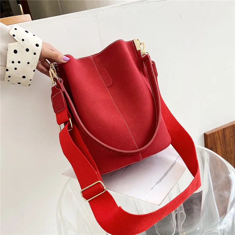 New ladies shoulder bag large capacity frosted bucket bag retro multi-layer women's messenger bag solid color travel handbag
New ladies shoulder bag large capacity frosted bucket bag retro multi-layer women's messenger bag solid color travel handbag