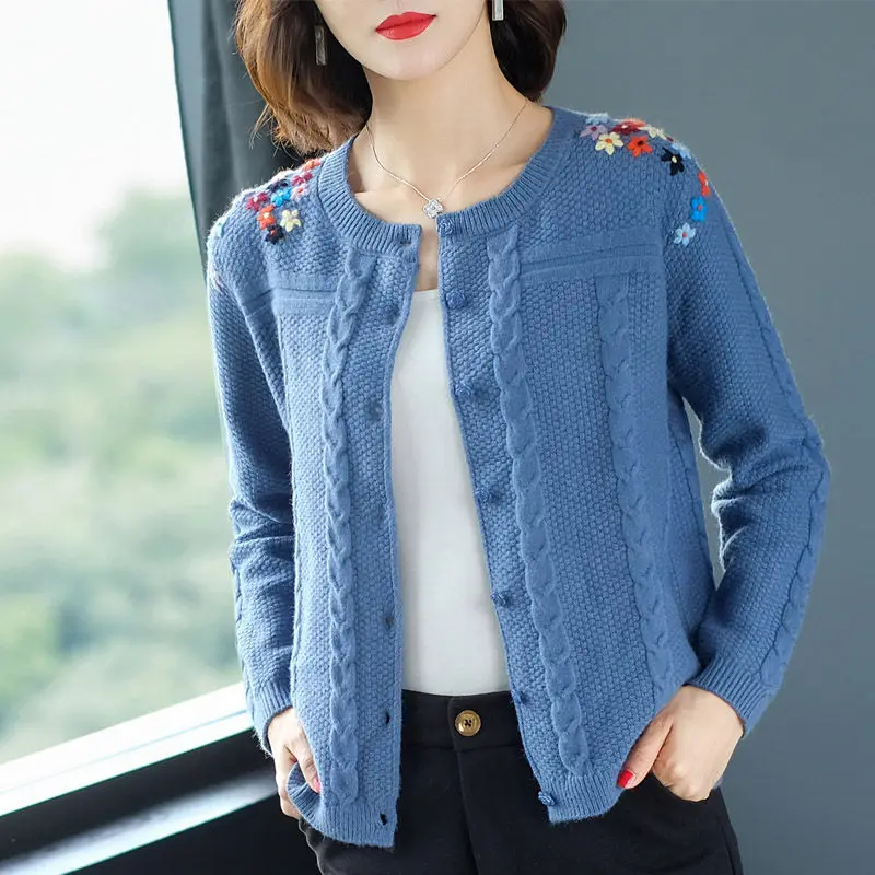 Sweater Women Coat 2020 New Autumn Cardigan Short Section Embroidered Sweater Loose Jacket Knitted Single Breasted Tops r222
Sweater Women Coat 2020 New Autumn Cardigan Short Section Embroidered Sweater Loose Jacket Knitted Single Breasted Tops r222