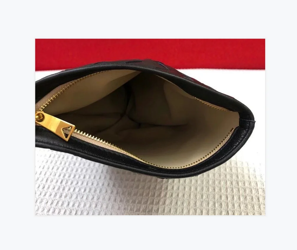 2021 new European and American trendy luxury brand women's sheepskin woven clutch fashion knotted clutch all-match handbag
2021 new European and American trendy luxury brand women's sheepskin woven clutch fashion knotted clutch all-match handbag