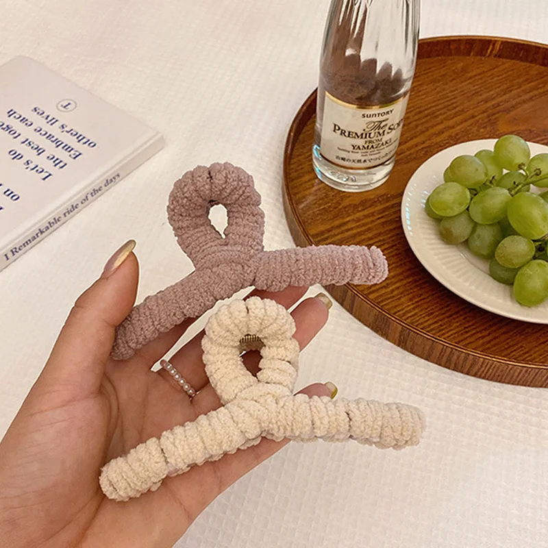 Women Plush Hair Claws Fashion Hair Clips Female Hair Crabs Soft Girl Hairgrips Elegant Headwear Woman Hair Accessories Ornament
Women Plush Hair Claws Fashion Hair Clips Female Hair Crabs Soft Girl Hairgrips Elegant Headwear Woman Hair Accessories Ornament