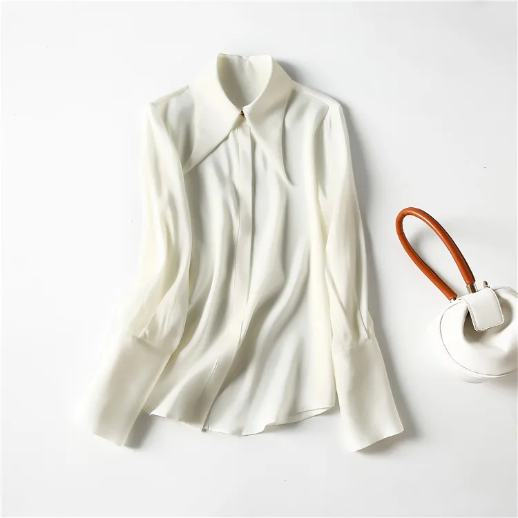 European and American women's clothing spring 2021 The new Fashionable silk shirt with long - sleeved lapel button
European and American women's clothing spring 2021 The new Fashionable silk shirt with long - sleeved lapel button