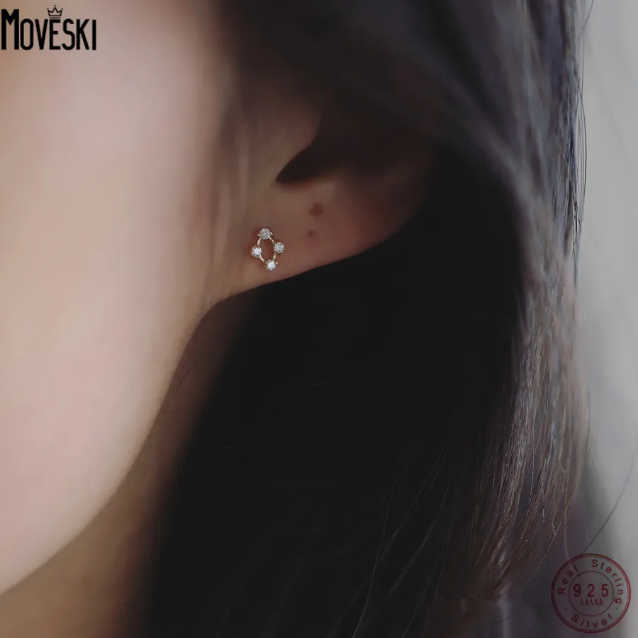MOVESKI 925 Sterling Silver Hollow Diamond-Shaped Four Zircons Small Earrings Women Fashion Jewelry Wedding Gift
MOVESKI 925 Sterling Silver Hollow Diamond-Shaped Four Zircons Small Earrings Women Fashion Jewelry Wedding Gift