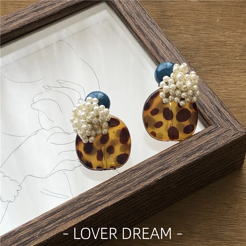 Fashion Retro Earrings Female Geometric Pearl Leopard Earrings Colorful Beads S925 Earrings Tide
Fashion Retro Earrings Female Geometric Pearl Leopard Earrings Colorful Beads S925 Earrings Tide
