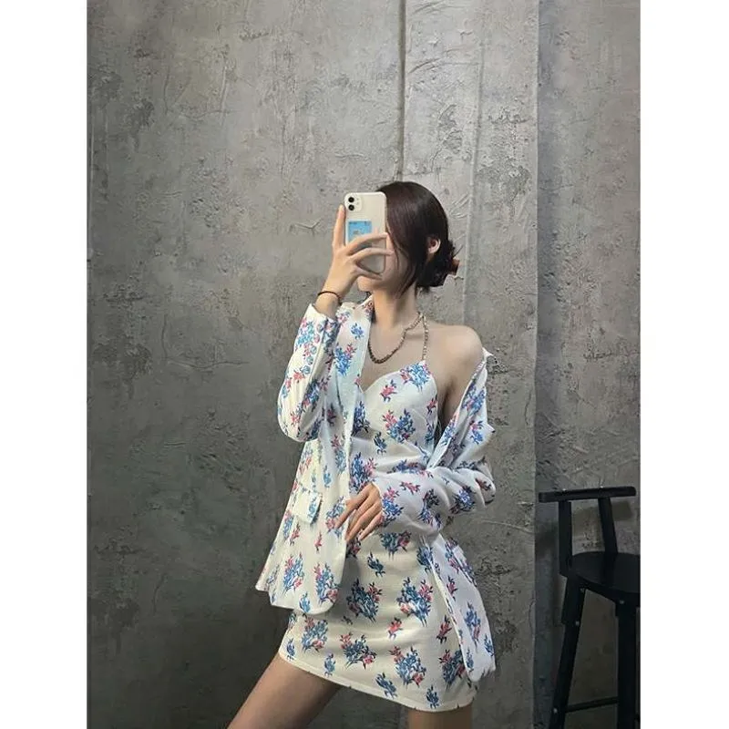 2021 New Suit Suit Coat + Floral Suspender Dress Celebrity High End Temperament Goddess Model Two Piece Set Fashion
2021 New Suit Suit Coat + Floral Suspender Dress Celebrity High End Temperament Goddess Model Two Piece Set Fashion