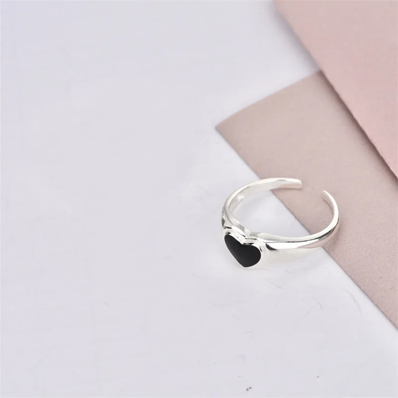 Black love simple fashion ring female accessories open tear face expression retro index finger ring hand jewelry female jewelry
Black love simple fashion ring female accessories open tear face expression retro index finger ring hand jewelry female jewelry