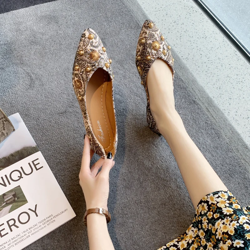 Designer Crystal Woman Flat Shoes Elegant Comfortable Lady Fashion Rhinestone Soft Bees Rhinestone Flowers Women Shoes Plus Size 
Designer Crystal Woman Flat Shoes Elegant Comfortable Lady Fashion Rhinestone Soft Bees Rhinestone Flowers Women Shoes Plus Size