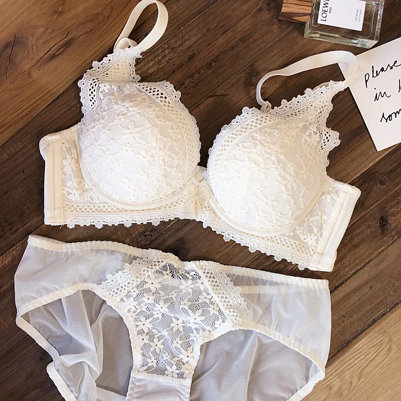 Комплект нижнего белья пуш-ап с глубоким v-образным вырезом
Комплект нижнего белья пуш-ап с глубоким v-образным вырезом