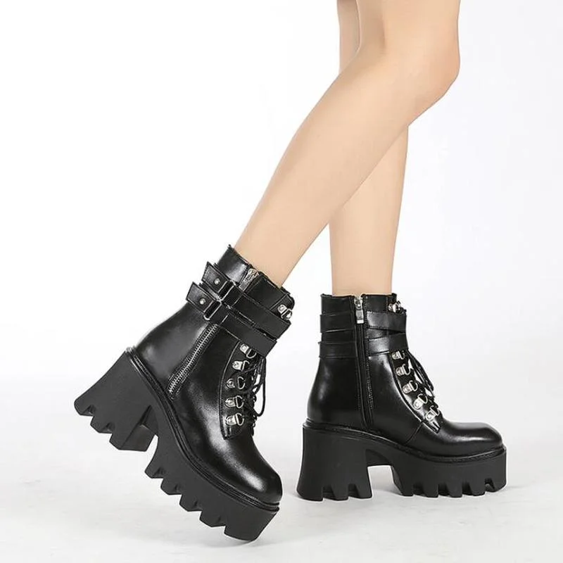 Женские ботинки на платформе и высоком каблуке, с заклепками 
Женские ботинки на платформе и высоком каблуке, с заклепками