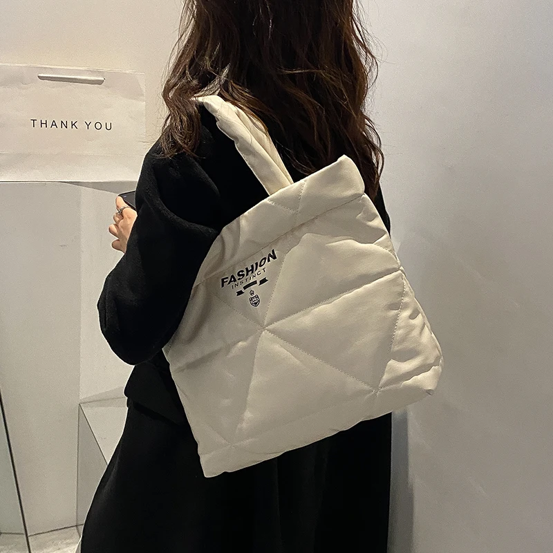 High Capacity Shoulder Bags with Short Handle for Women 2021 Winter Padded Quilted Handbags Big Purses Brand Designer
High Capacity Shoulder Bags with Short Handle for Women 2021 Winter Padded Quilted Handbags Big Purses Brand Designer