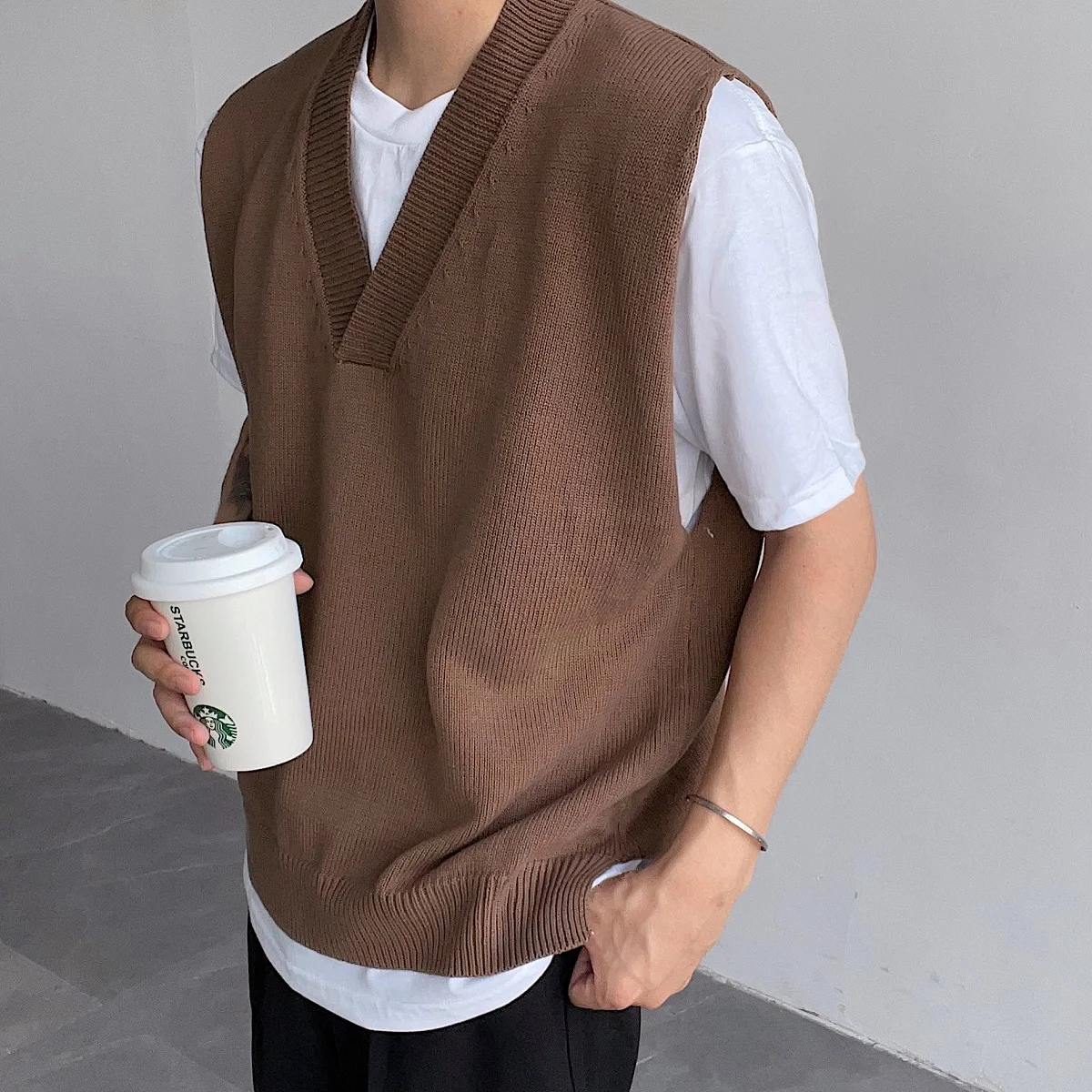 Мужской весенне-осенний Свободный Повседневный модный текстурный Универсальный вязаный жилет в Корейском стиле 2021, Топ 
Мужской весенне-осенний Свободный Повседневный модный текстурный Универсальный вязаный жилет в Корейском стиле 2021, Топ