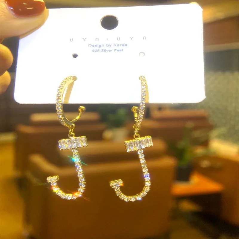 Korean Fashion Luxury Micro Zircon Letter J Earrings INS Zinc Alloy Earrings For Women 2021 Cool Ear Stud Girls Meeting
Korean Fashion Luxury Micro Zircon Letter J Earrings INS Zinc Alloy Earrings For Women 2021 Cool Ear Stud Girls Meeting