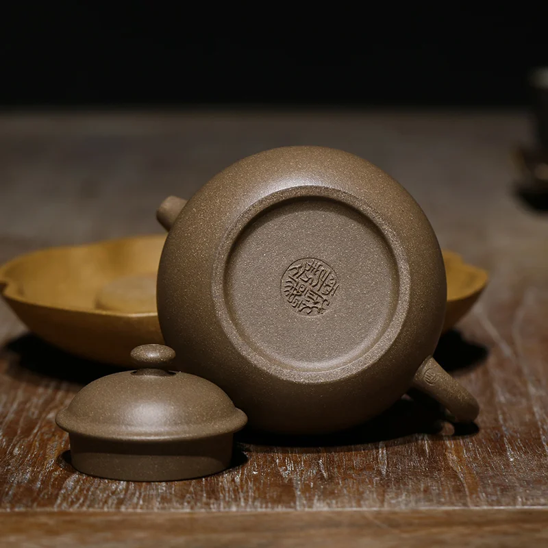 Yixing Zisha teapot, a national handicraft master teapot, kungfu tea set, raw ore section, clay plain heart pot
Yixing Zisha teapot, a national handicraft master teapot, kungfu tea set, raw ore section, clay plain heart pot