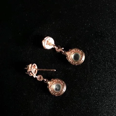 S925 Sterling Silver Inlaid Double Color White Ice Chalcedony Egg Surface Earrings Color Spicy Ice Transparent Refined and Simpl
S925 Sterling Silver Inlaid Double Color White Ice Chalcedony Egg Surface Earrings Color Spicy Ice Transparent Refined and Simpl