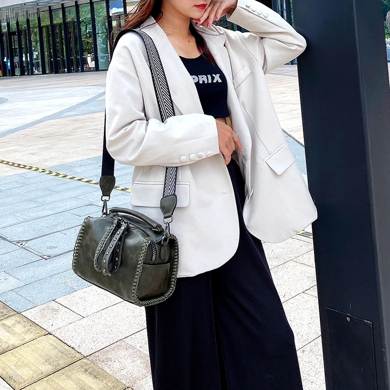 2020 New Split Leather Female Handbag Rivet Chain Boston Tote Bag Satchel Wide Strap Crossbody Shoulder Bolso Grande Mujer
2020 New Split Leather Female Handbag Rivet Chain Boston Tote Bag Satchel Wide Strap Crossbody Shoulder Bolso Grande Mujer