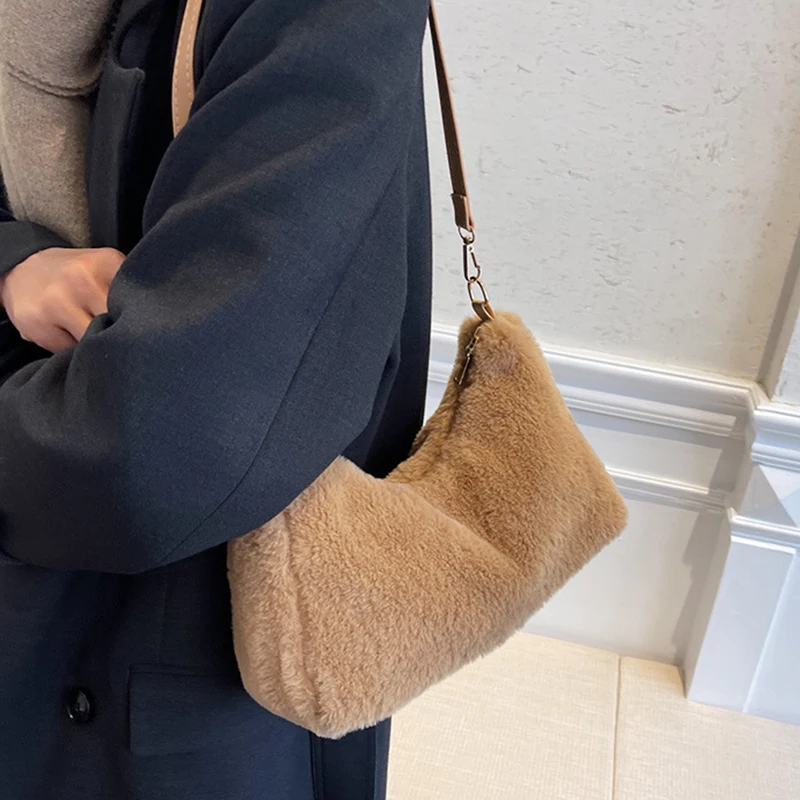 2021 New Fashion Autumn and Winter Messenger Bag Women Plush Mobile Phone Bag Girls Small Shoulder Bag for Daily
2021 New Fashion Autumn and Winter Messenger Bag Women Plush Mobile Phone Bag Girls Small Shoulder Bag for Daily