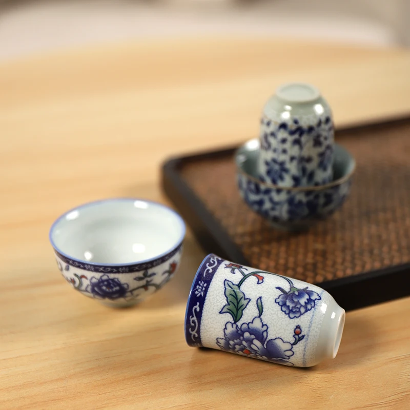 Retro creative blue and white porcelain teacup ceramic porcelain Wenxiang cup coffee cup teacup Chinese Kung Fu cup wine set 
Retro creative blue and white porcelain teacup ceramic porcelain Wenxiang cup coffee cup teacup Chinese Kung Fu cup wine set