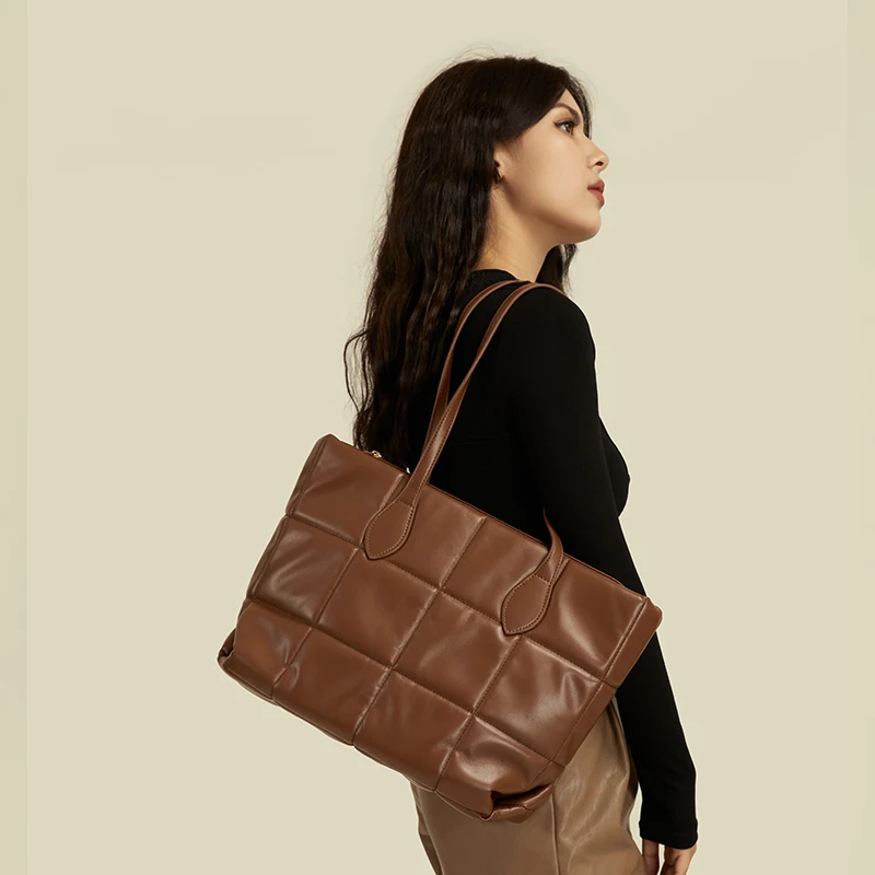 2021 Early Autumn New Soft Lingge Feeling Large Capacity Tote Bag Fashion Versatile Armpit Handbag Women Bag Tote Bag Clutch Bag
2021 Early Autumn New Soft Lingge Feeling Large Capacity Tote Bag Fashion Versatile Armpit Handbag Women Bag Tote Bag Clutch Bag