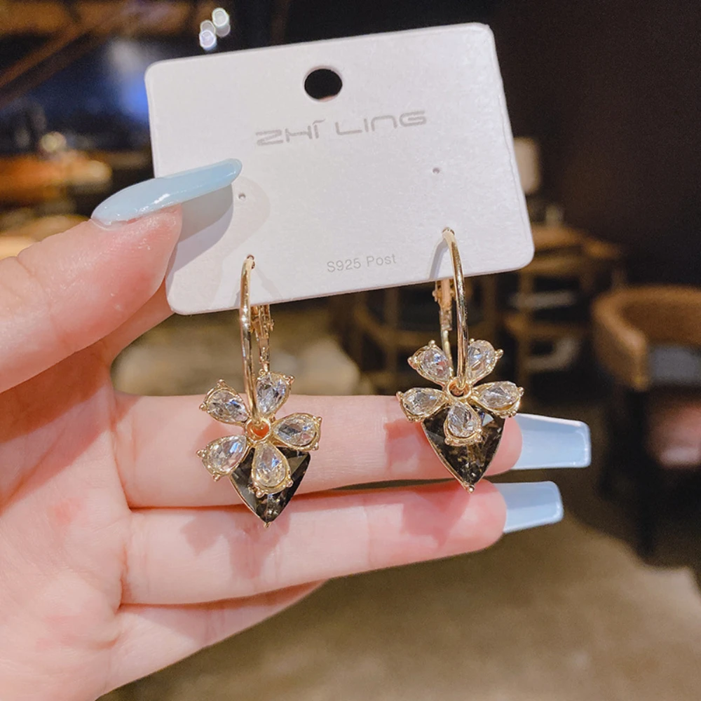 New Simple Crystal Flower 925 Silver Needle Stud Earrings Versatile Fashion Temperament Ladies Personality Atmospheric Jewelry
New Simple Crystal Flower 925 Silver Needle Stud Earrings Versatile Fashion Temperament Ladies Personality Atmospheric Jewelry