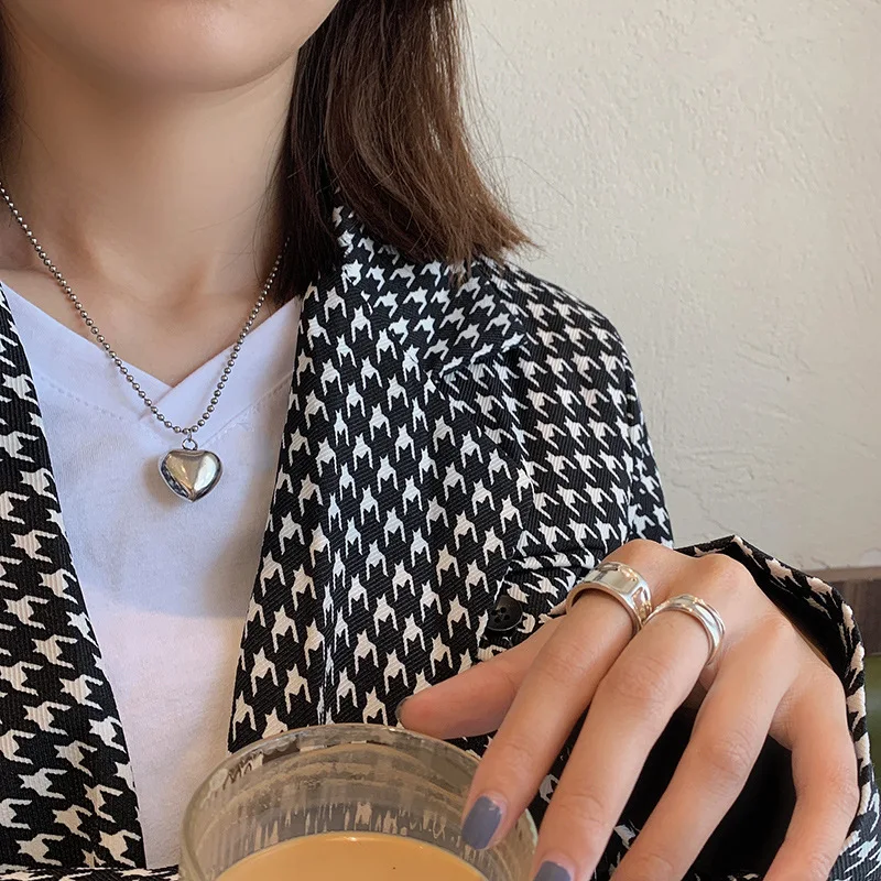 Fashionable personality exquisite light luxury S925 silver-plated surface irregular men and women ring
Fashionable personality exquisite light luxury S925 silver-plated surface irregular men and women ring