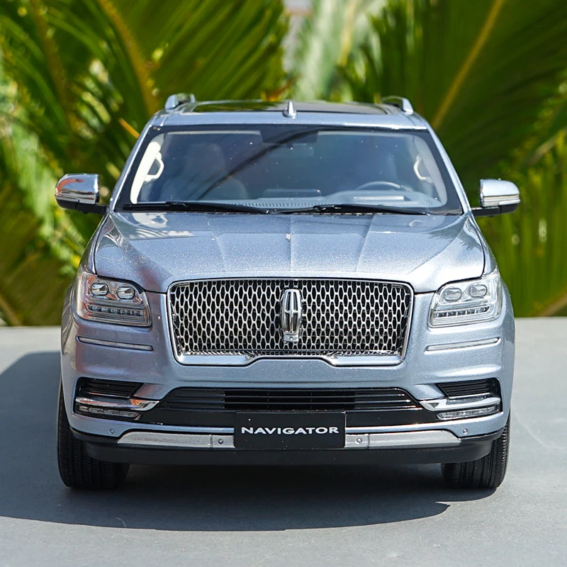 Оригинальная коллекция 1/18 года от дилера Lincoln Navigator (серебристо-синий), модель литая автомобиля с небольшим подарком
Оригинальная коллекция 1/18 года от дилера Lincoln Navigator (серебристо-синий), модель литая автомобиля с небольшим подарком