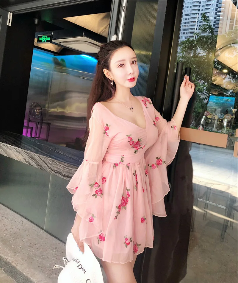 2021 New Summer Vintage Bandage Flowers Embroidery Dress Women Pink Long Flare Sleeve V-neck Dress Vintage Sexy Party Dresses
2021 New Summer Vintage Bandage Flowers Embroidery Dress Women Pink Long Flare Sleeve V-neck Dress Vintage Sexy Party Dresses