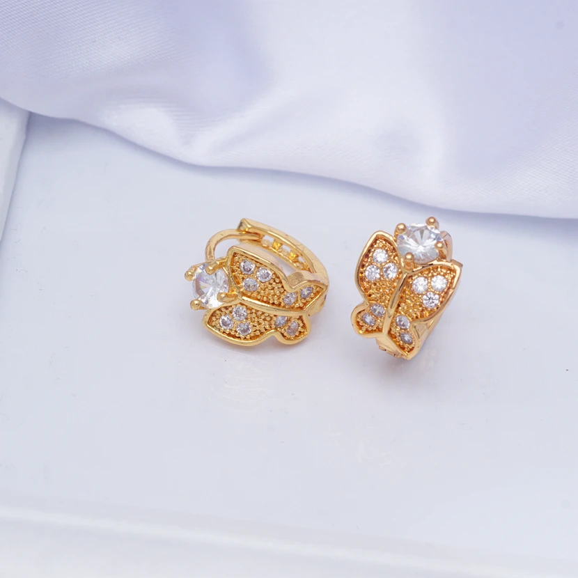Милые маленькие серьги-кольца с бабочками и кристаллами из фианита ААА для