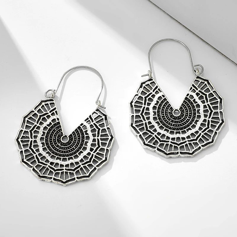 Vintage Boho Female Hollow Earrings Bohemian Ethnic Hollow Carved Dangle Ear Flower Metal Hoop Earrings Vintage Jewelry kolczyki
Vintage Boho Female Hollow Earrings Bohemian Ethnic Hollow Carved Dangle Ear Flower Metal Hoop Earrings Vintage Jewelry kolczyki