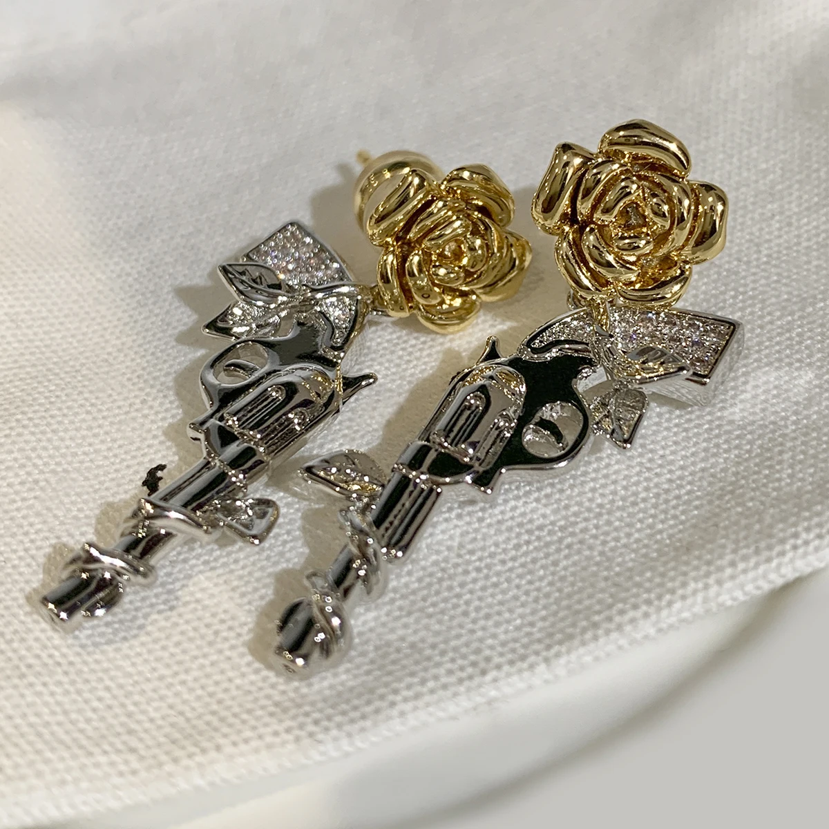 Peace series design niche diamond gun and rose earrings personalized earrings female earrings
Peace series design niche diamond gun and rose earrings personalized earrings female earrings