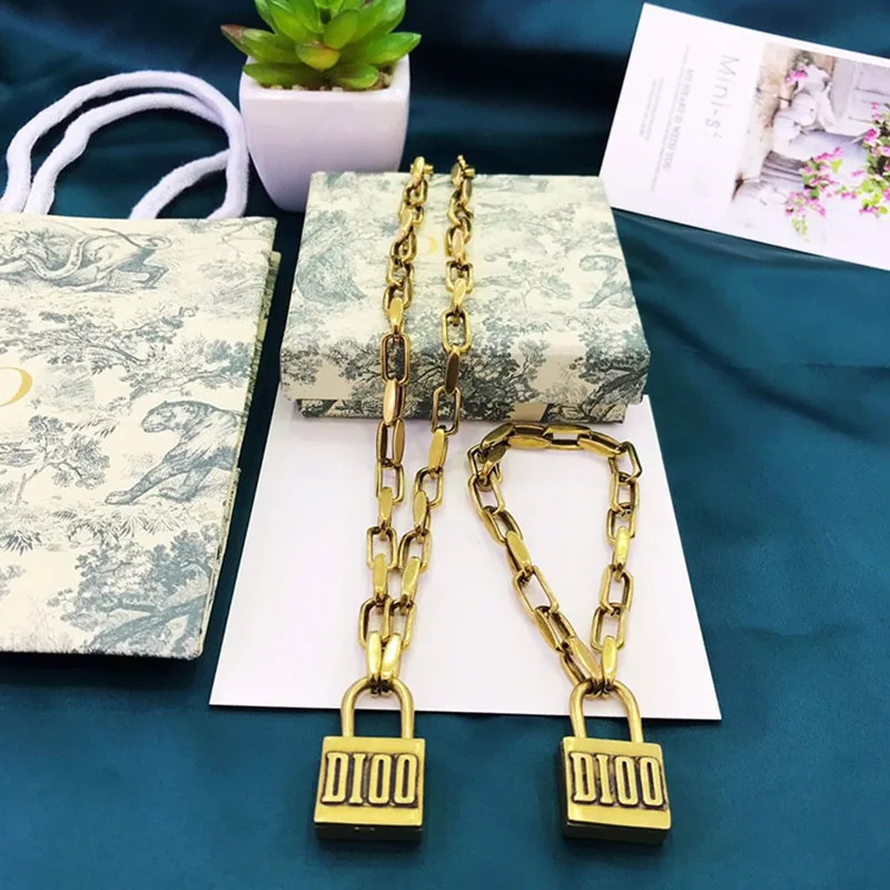 Original retro style ladies fashion necklace, bracelet, earring set, ornaments can be birthday gifts for relatives and friends
Original retro style ladies fashion necklace, bracelet, earring set, ornaments can be birthday gifts for relatives and friends