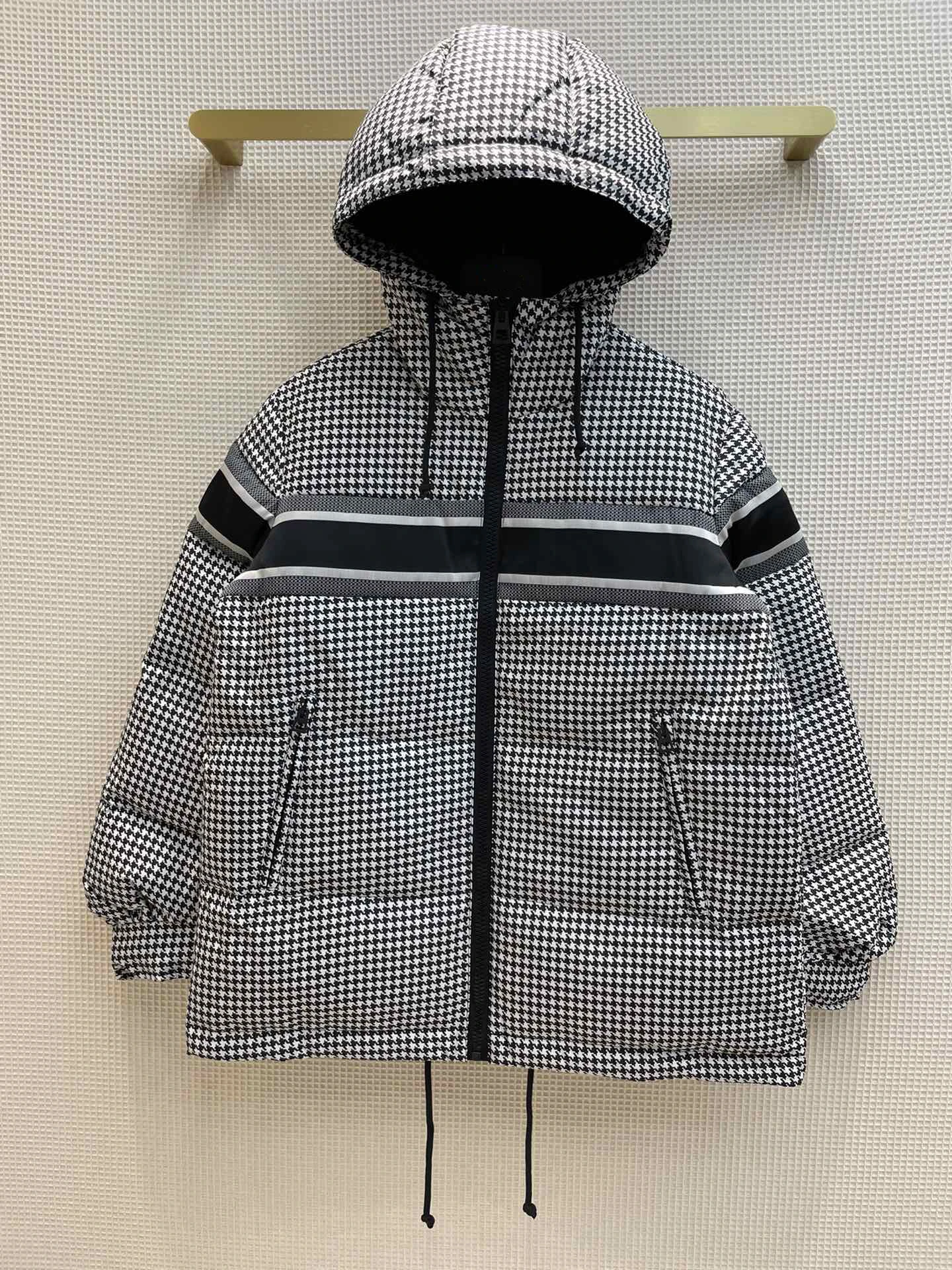 2021 Winter New Houndstooth Hooded Down Coat Windproof Jacket CD Chic Warm Overcoat Parka Zipper With Pocket High Quality Luxury
2021 Winter New Houndstooth Hooded Down Coat Windproof Jacket CD Chic Warm Overcoat Parka Zipper With Pocket High Quality Luxury