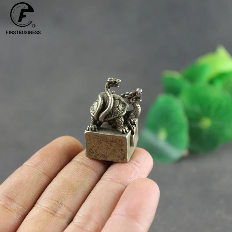 Античная Белая латунная статуя змеи дракона, черепахи, женская статуя животного Xuan орнаты Wu, медные фигурки, украшения для стола
Античная Белая латунная статуя змеи дракона, черепахи, женская статуя животного Xuan орнаты Wu, медные фигурки, украшения для стола