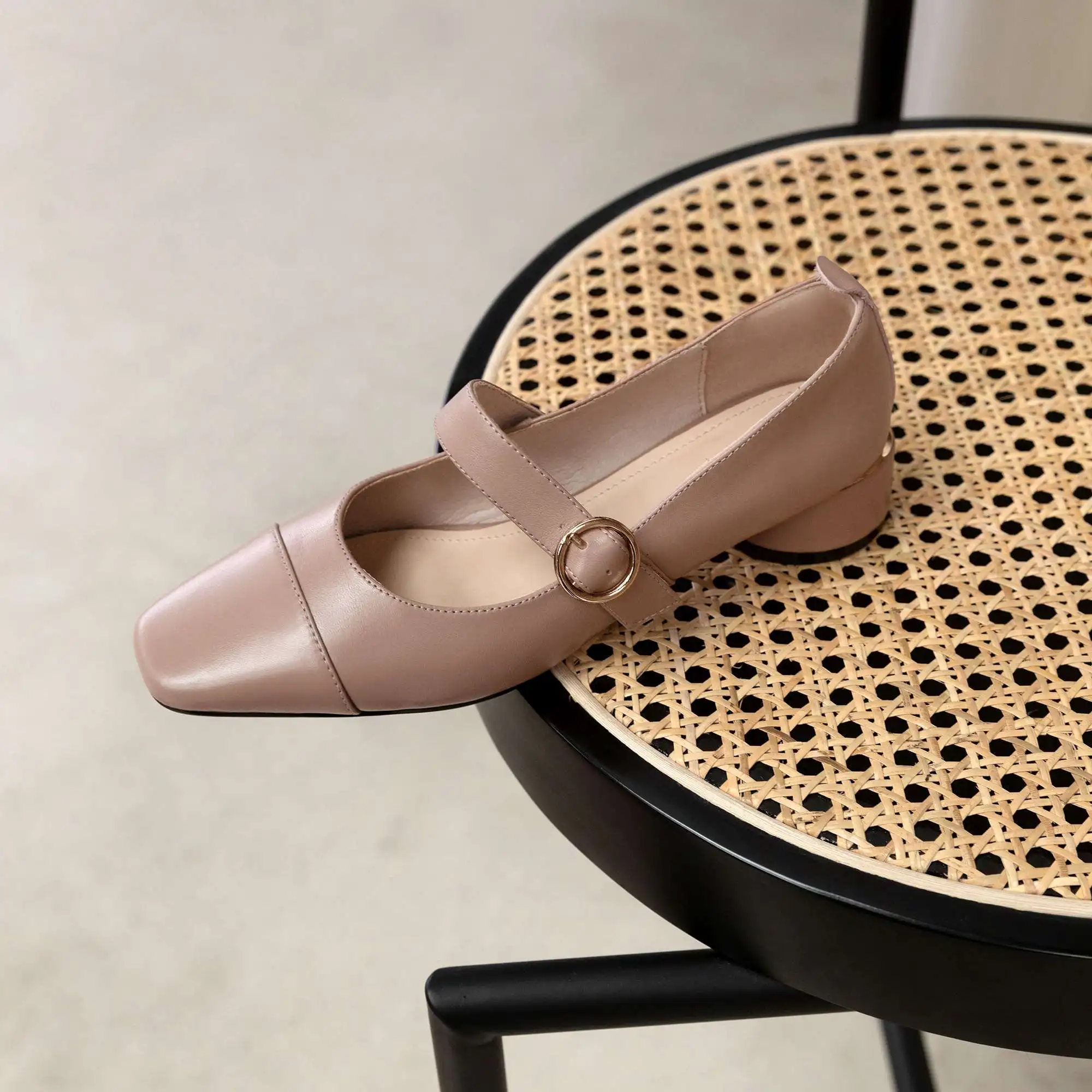 Lanxuryee genuine leather square toe med heel buckle strap spring shoes beauty lady streetwear sweet charming women pumps L00 
Lanxuryee genuine leather square toe med heel buckle strap spring shoes beauty lady streetwear sweet charming women pumps L00