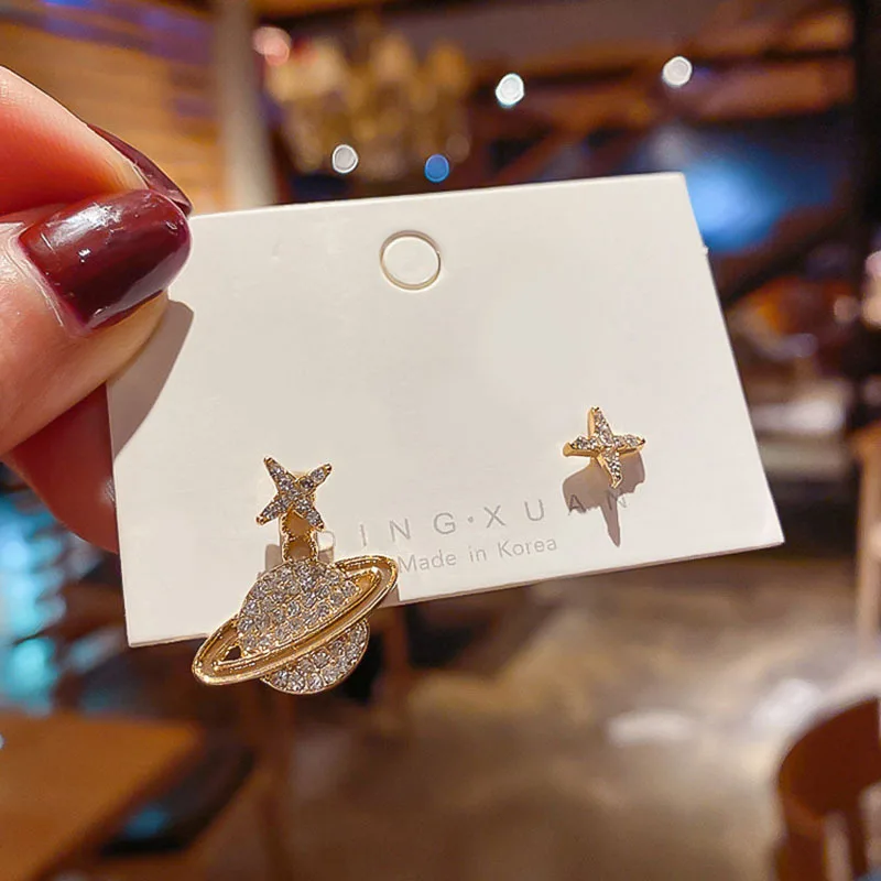 Rhinestone shiny earrings stars planet asymmetrical alloy earrings for women fashion Korean S925 needle earring jewelry gift
Rhinestone shiny earrings stars planet asymmetrical alloy earrings for women fashion Korean S925 needle earring jewelry gift