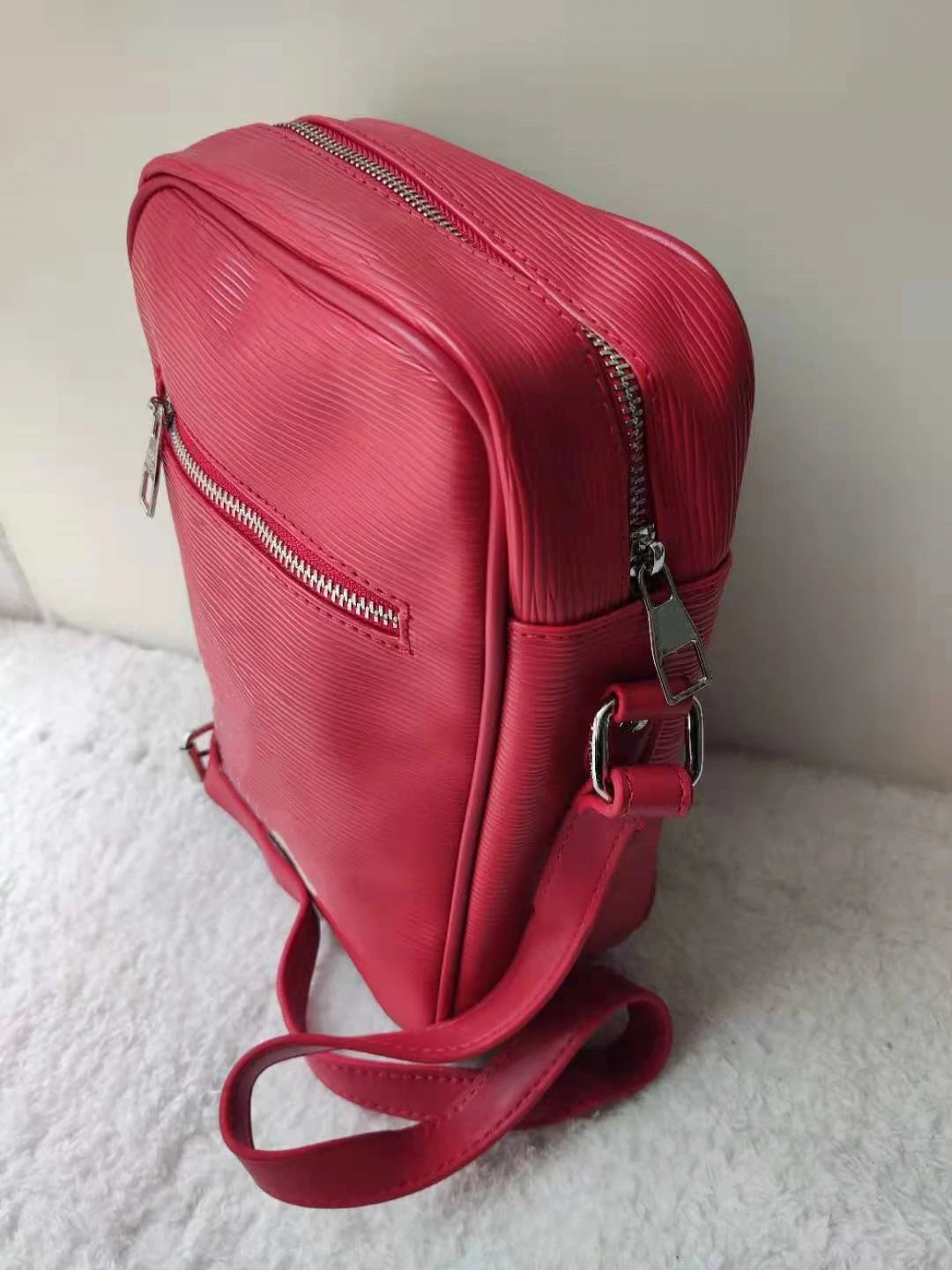 Ripple Leather Brand Men Women Messenger Bag Luxury Designer Crossbody Bags High Quality Purse Wallet 26*19cm
Ripple Leather Brand Men Women Messenger Bag Luxury Designer Crossbody Bags High Quality Purse Wallet 26*19cm
