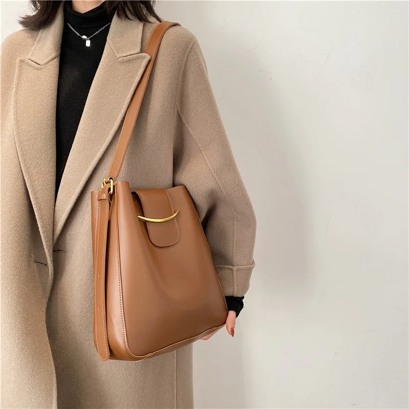 High-quality retro large-capacity handbag female 2021 trendy Korean fashion ladies shoulder bag high-quality PU leather handbag
High-quality retro large-capacity handbag female 2021 trendy Korean fashion ladies shoulder bag high-quality PU leather handbag